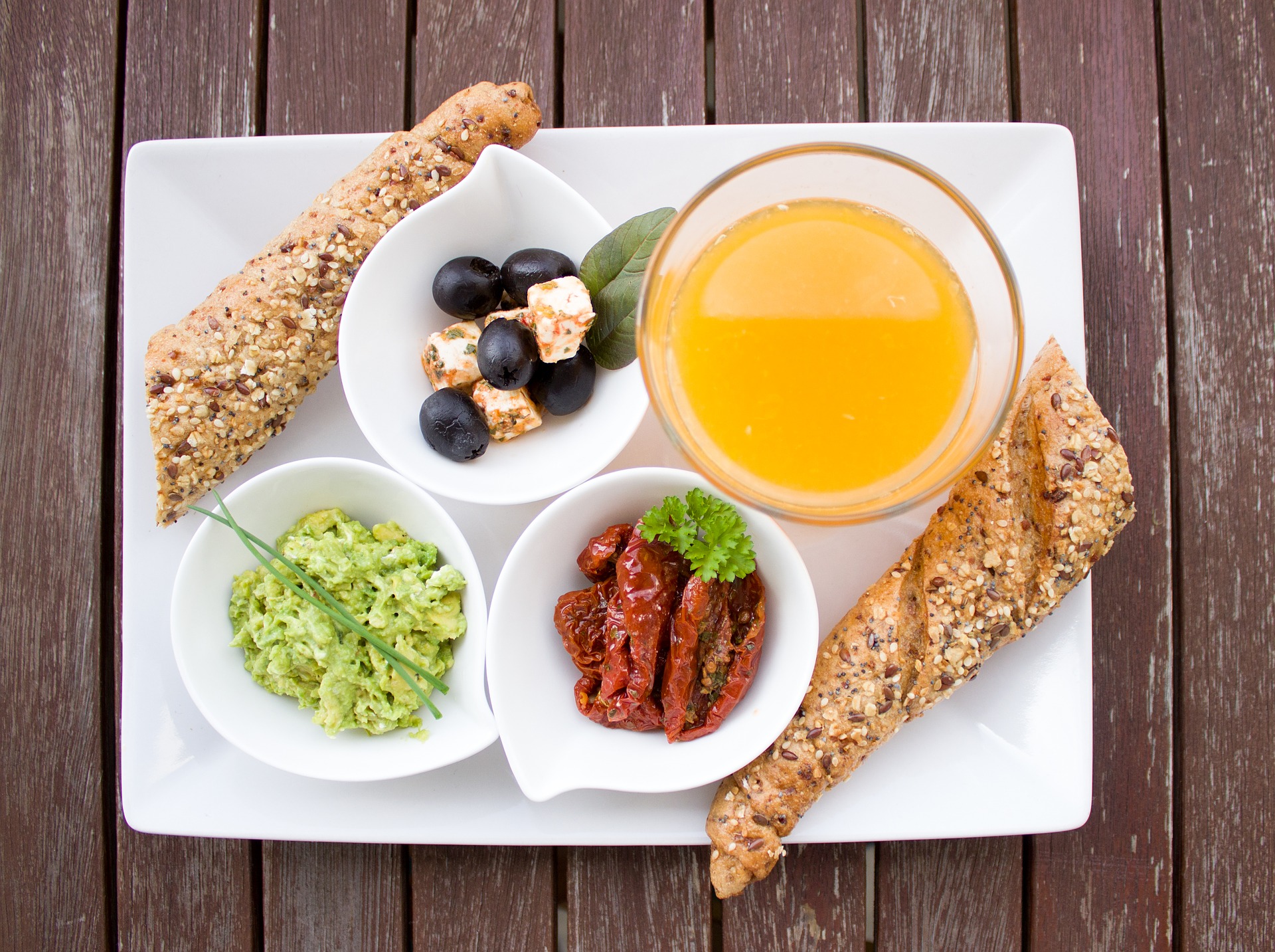 Fingerfood im Schälchen auf Tablett